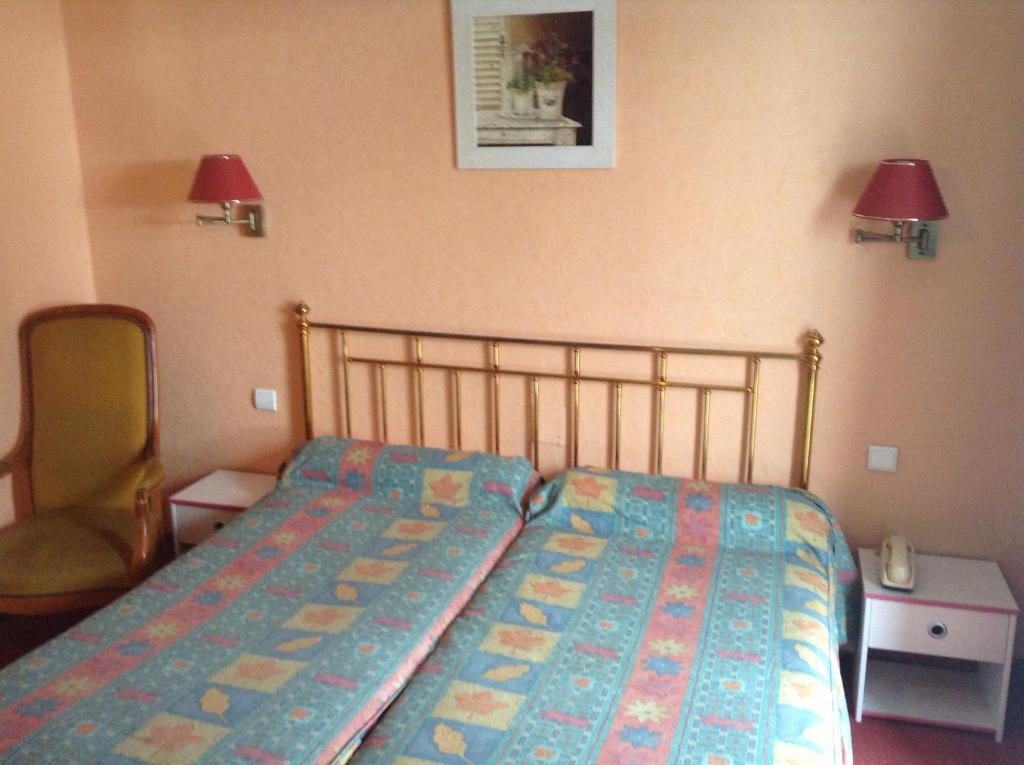 Logis Terrasse Hotel Lisieux Rum bild