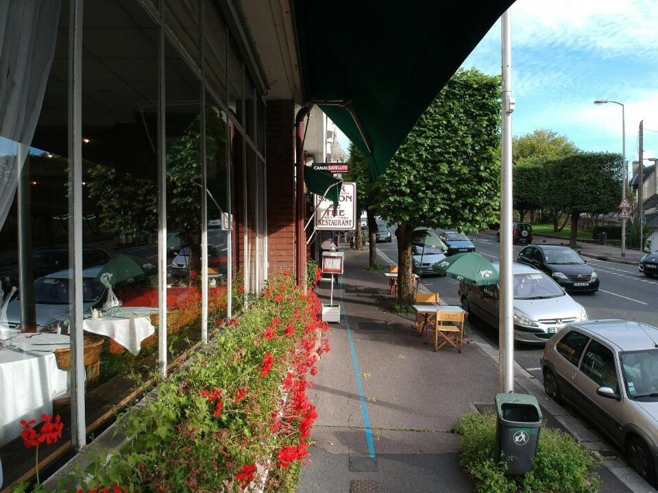 Logis Terrasse Hotel Lisieux Exteriör bild